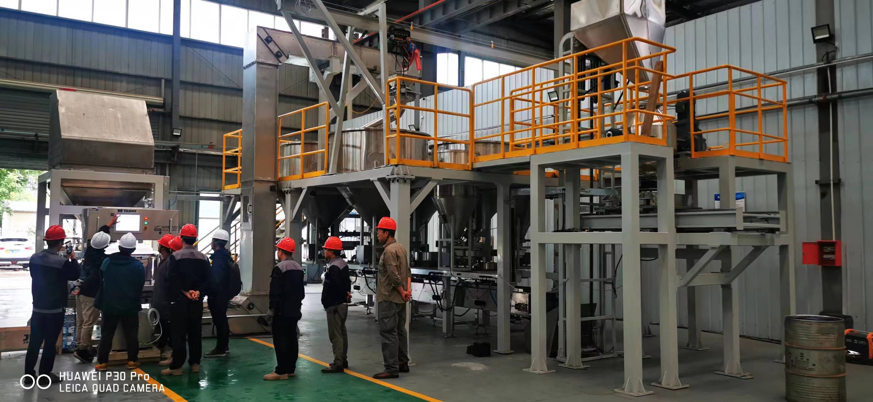 磐一裝備  海綿鈦壓塊油壓機(jī)的自動(dòng)混料上料系統(tǒng)安裝完成